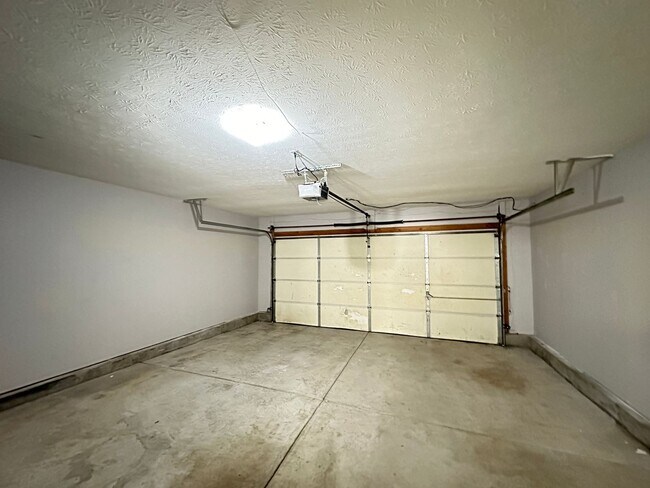 Building Photo - Beautiful 3 BR, 2.5 Bath House in Georgetown! Open Layout, Fenced Backyard, Attached Garage