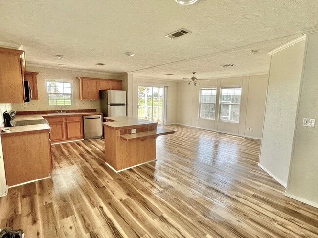 Building Photo - Lovely 2 bedroom 2 bath Annual Rental  hom...