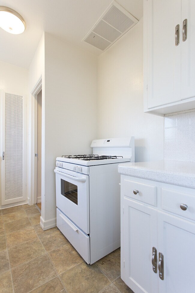 Building Photo - 1 BR Corner Unit With Amazing Downtown Views!