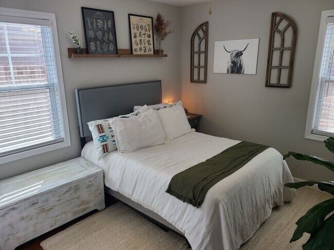 Building Photo - 3 Bedroom, 2 bath home located in The Land...