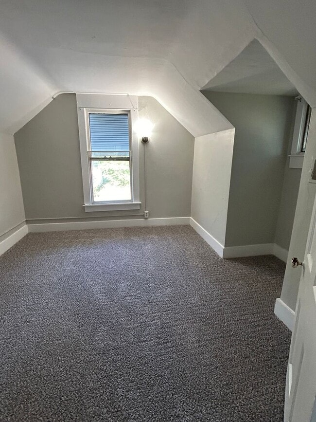 Building Photo - 3 Bedroom Single Family Home Near Columbia...