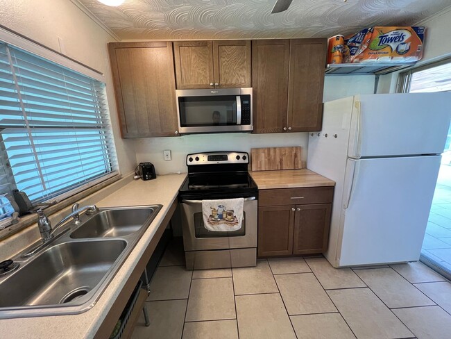 Building Photo - AVAIL 10/15 -- $1,200 ** Annual ** 2 Bed /...