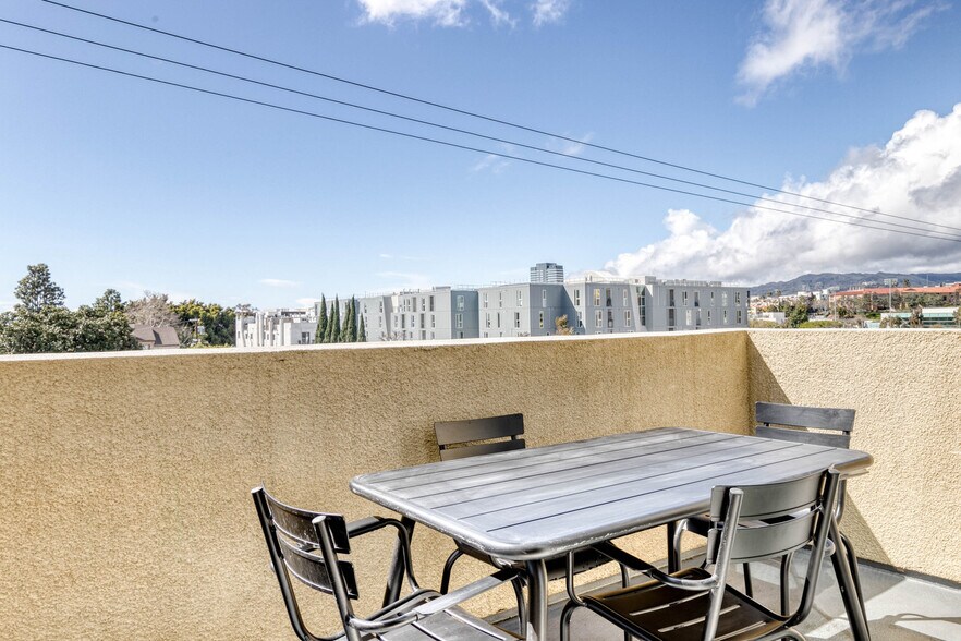 Building Photo - 1561 S Barrington Ave