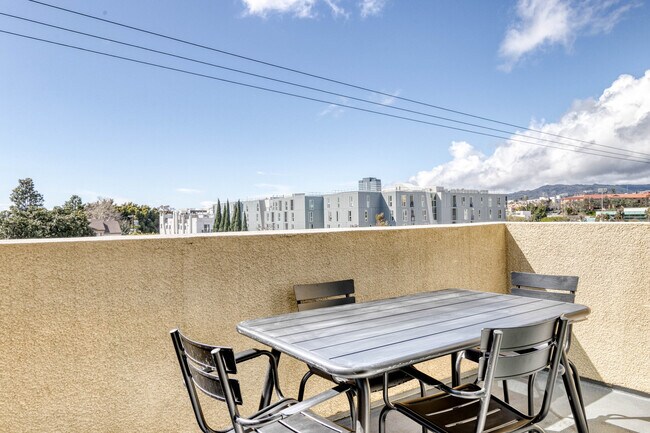 Building Photo - 1561 S Barrington Ave