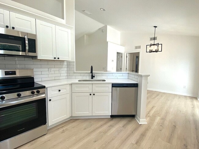 Building Photo - Beautiful New Smyrna Beach Home!