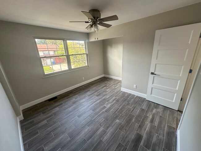 Building Photo - 223 Foxwood Ln