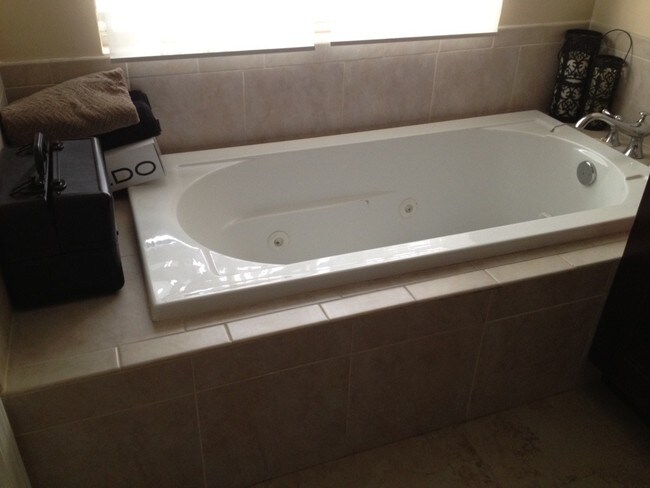 Building Photo - 2725 NE 8th Ave