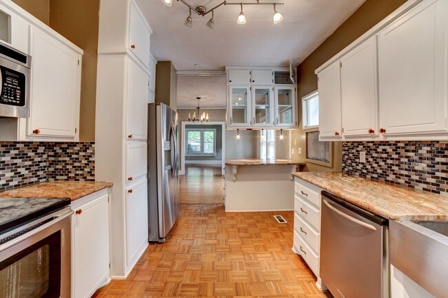 Building Photo - 2 Bed | 1.5 Bath in Midtown close to Utica Square & Cherry St!