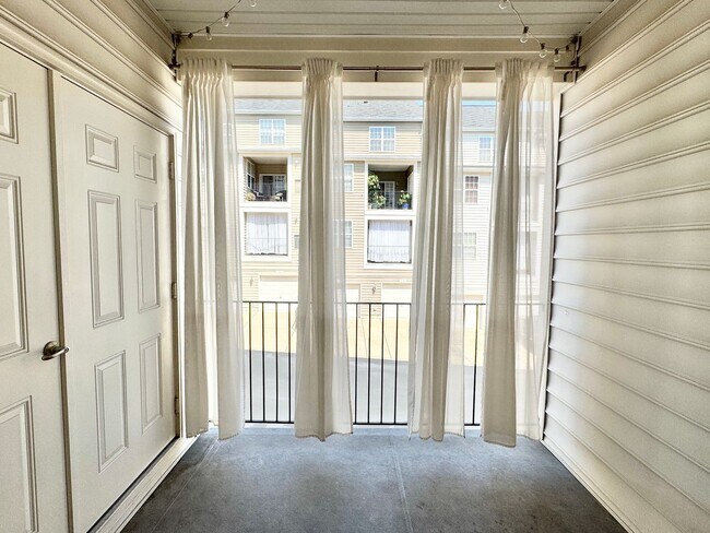 Building Photo - POTOMAC CLUB - SECONDS TO STONEBRIDGE - EASY REVERSE COMMUTE TO QUANTICO
