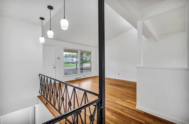 Building Photo - 2437 Pinehurst Dr