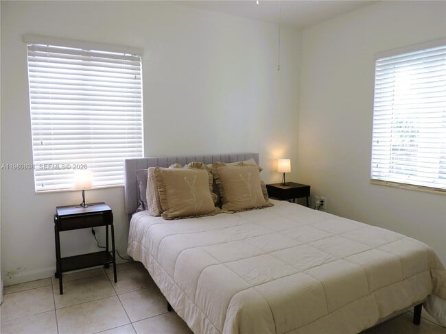 Building Photo - 3134 SW 25th Ter