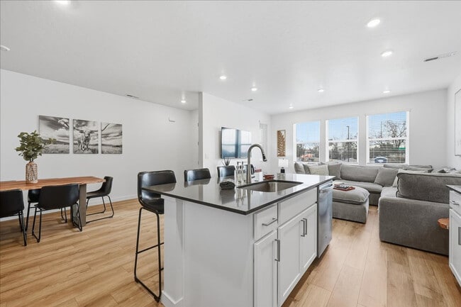 Building Photo - 4226 W Perspective St