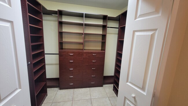 Master walk in closer - 345 Capri Blvd