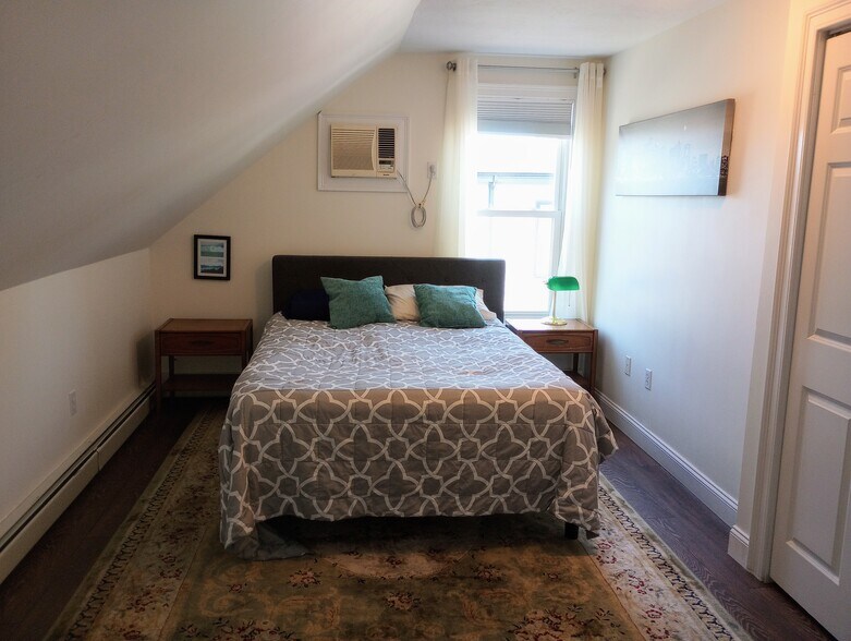 Bedroom 1, top floor - 28 Robbins St