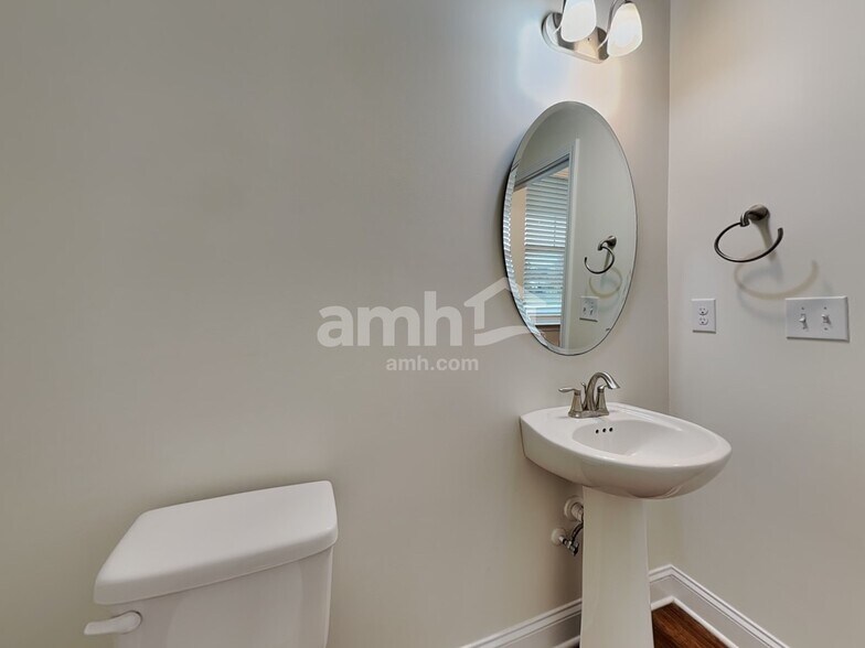 Building Photo - 4934 Trayton Ave