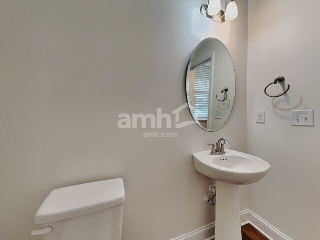 Building Photo - 4934 Trayton Ave