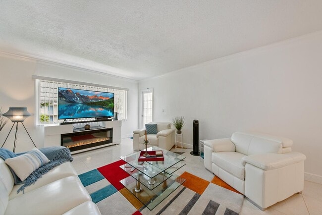 Building Photo - 2581 Garden Dr N