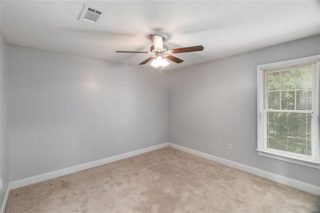 Building Photo - 307 Long Cove Dr