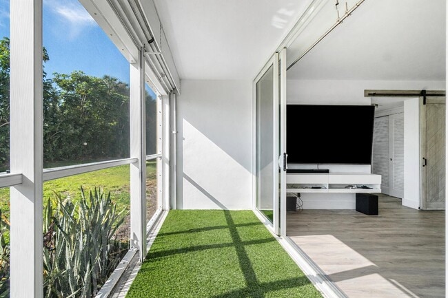 Building Photo - 698 NE Spanish River Blvd