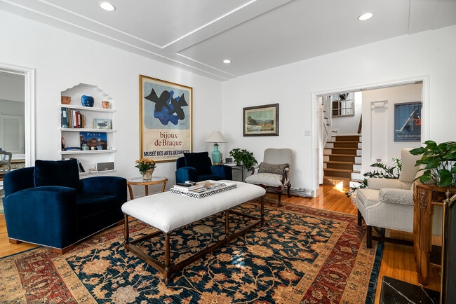 Building Photo - 458 S Bedford Dr