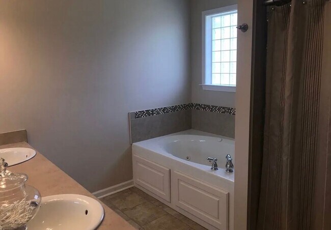 Building Photo - Charming 3/2 furnished home on quiet street