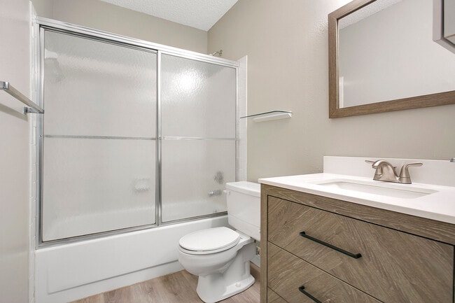 Building Photo - 513 Fairways Ln