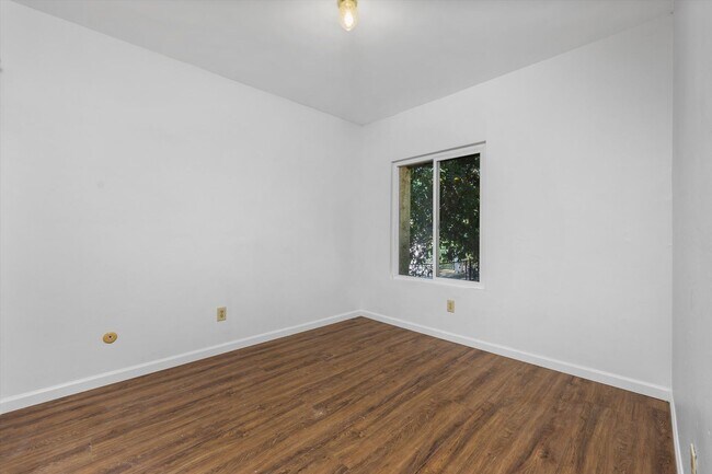 Building Photo - Spacious Condo Near Bakersfield College – Prime Location!
