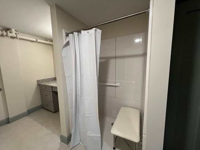 Building Photo - 160 Seabury St