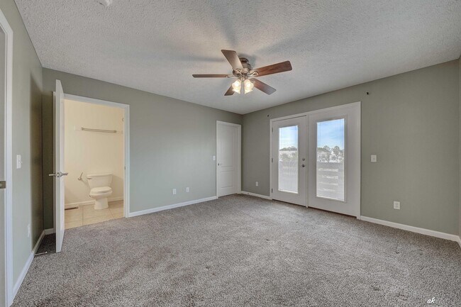 Building Photo - 6440 Summer Oak Dr