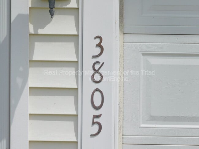 Building Photo - 3805 Tutbury Dr