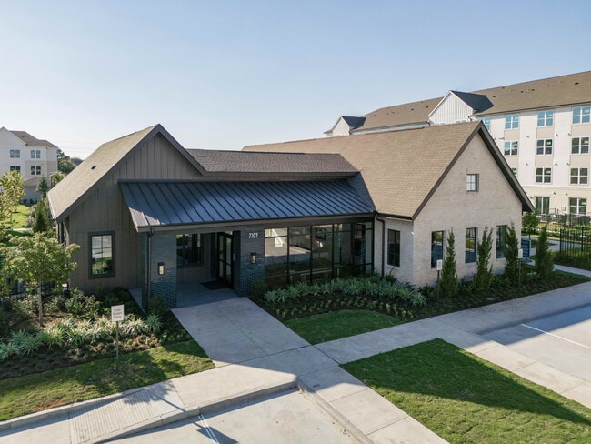 Building Photo - Hanover Lakemont