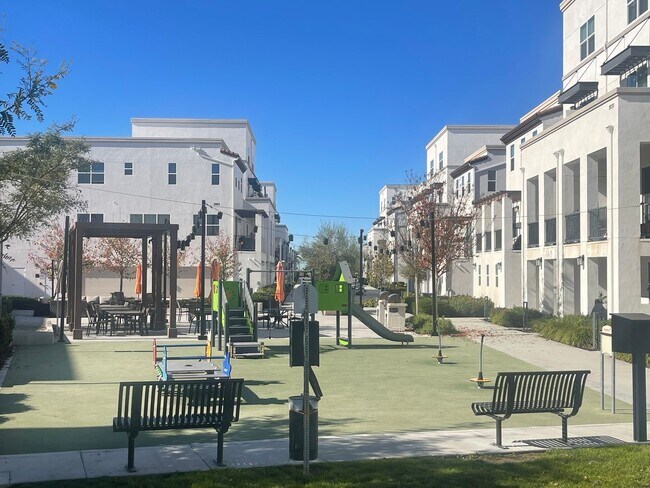 Building Photo - Spacious 4 Bedroom, 3.5 Bathroom Townhome