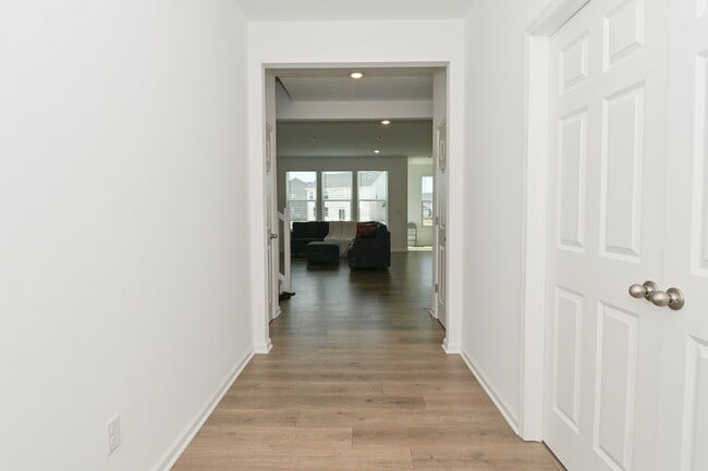 Building Photo - "Spacious 5-Bedroom Retreat with Luxurious Quartz Countertops & Fireplace on Deerberg Drive!"