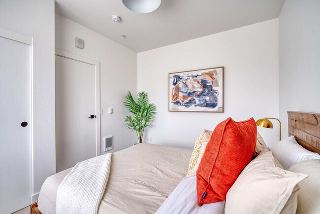 Building Photo - 4980 N Vancouver Ave