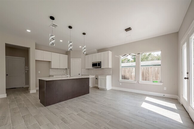 Building Photo - 8128 Chateau St