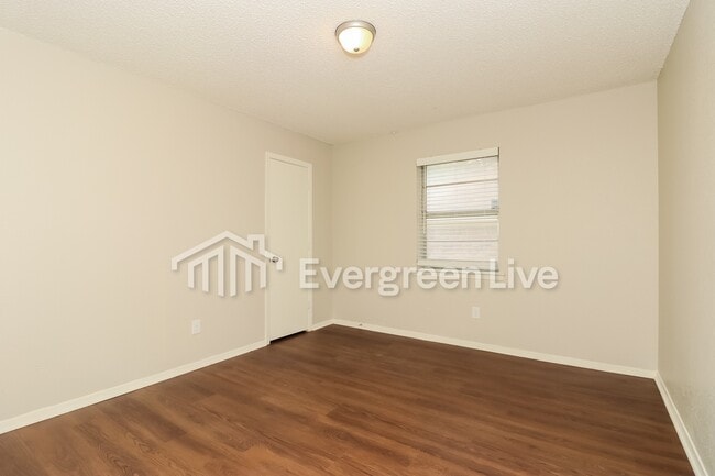 Building Photo - 2417 Meadow Vw