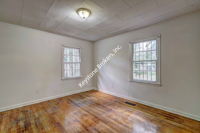 Building Photo - 2072 Knightsbridge Rd