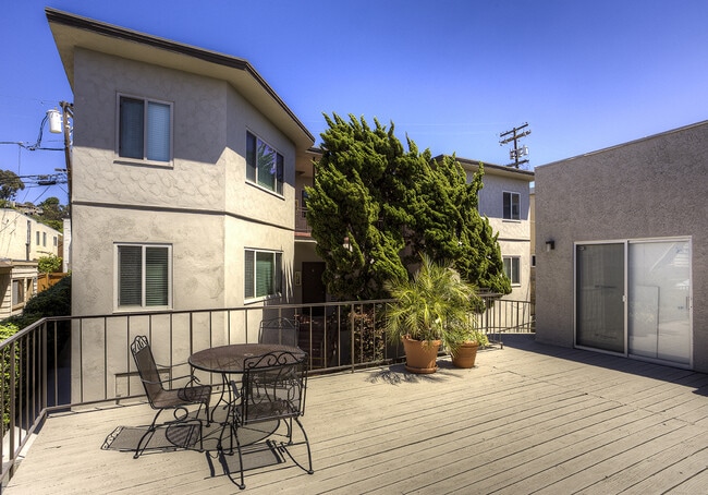 Building Photo - *2 WEEKS FREE!* Studio in La Jolla Village...