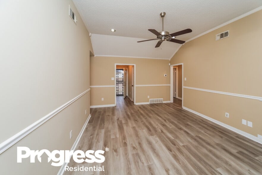 Building Photo - 5689 Riverhead Ave