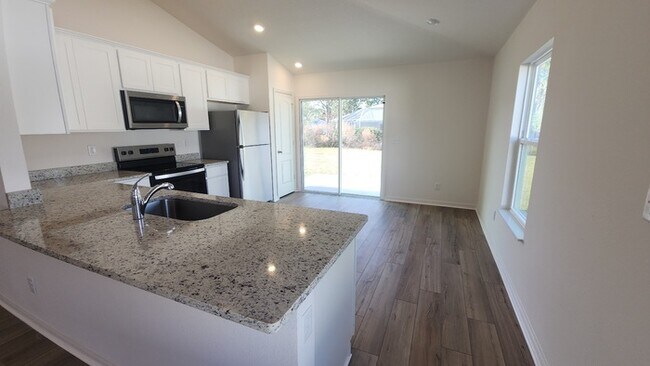 Building Photo - new 3/2 home