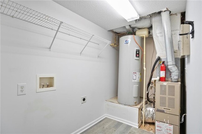 Building Photo - 6714 Lakewood Dr