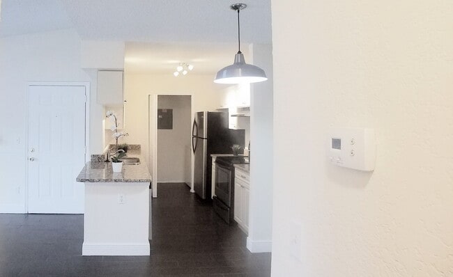 Building Photo - Beautiful 1/1 Wood Floor Condo With a Beau...