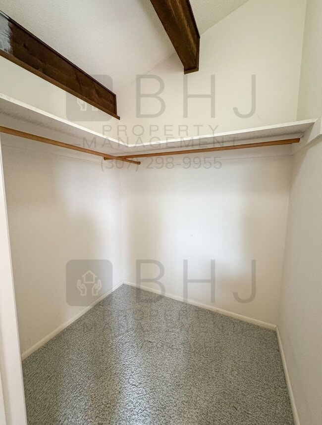 Building Photo - 21 Mills Ln