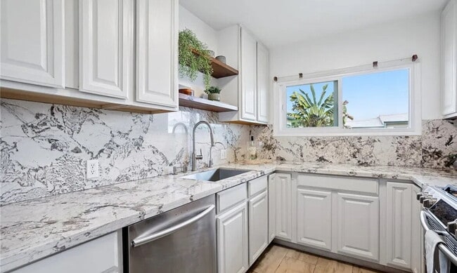 Building Photo - "Charming 1-Bedroom Santa Monica Retreat w...
