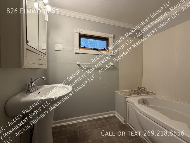 Building Photo - 826 Elmwood St