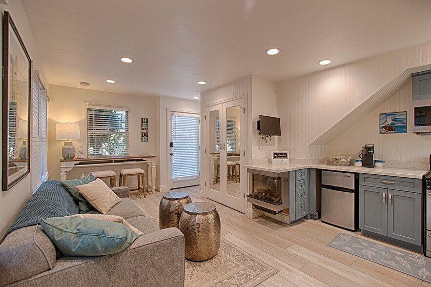 Living room - 307 Capitola Ave