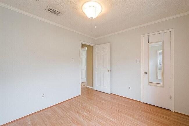 Building Photo - 14947 Heritage Wood Dr