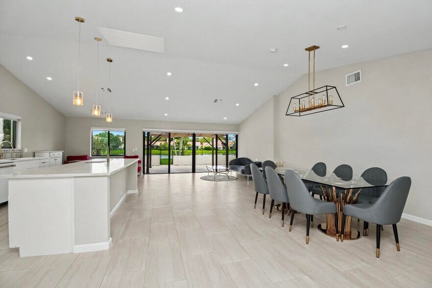 Building Photo - 21460 Laguna Dr