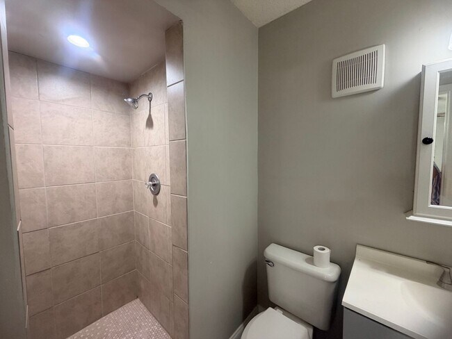 Building Photo - 5516 Lakeshore Dr