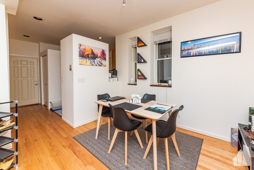 Building Photo - 1301 N Hoyne Ave